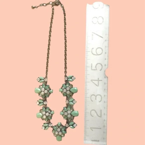 2/$30 π
’π
π
π
π» Elegant Floral Necklace in Green and Silver - Picture 3 of 9